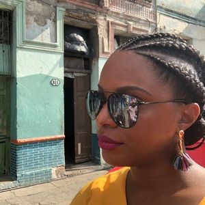 Meet your Posher, Adina